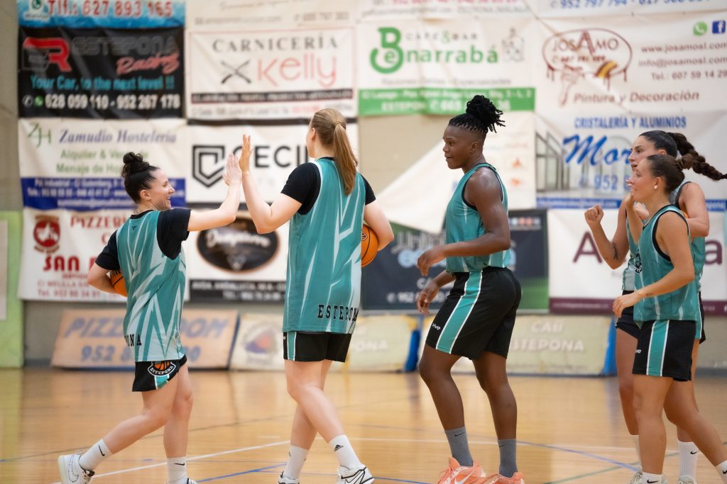 El CAB Estepona se presenta ante su público en la Copa Vive Internacional